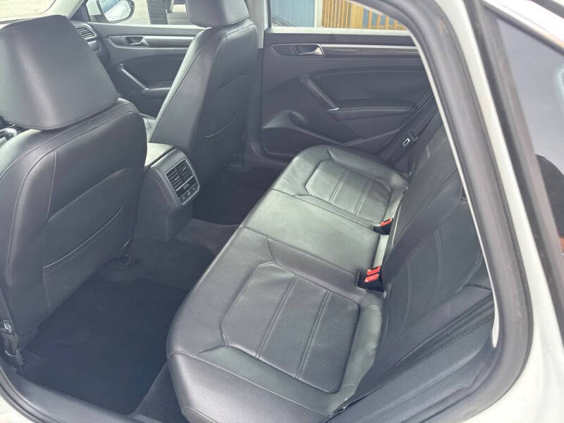 2017 Volkswagen Passat V6 SE