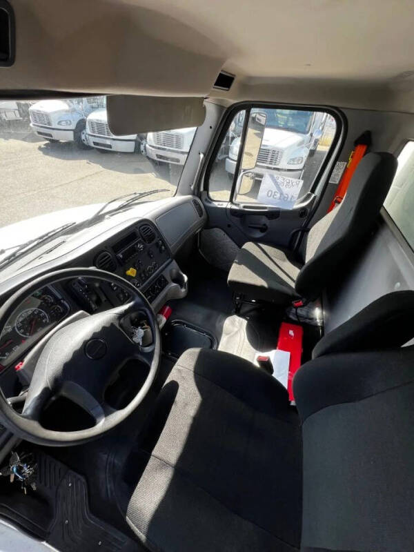 2021 Freightliner M2 106