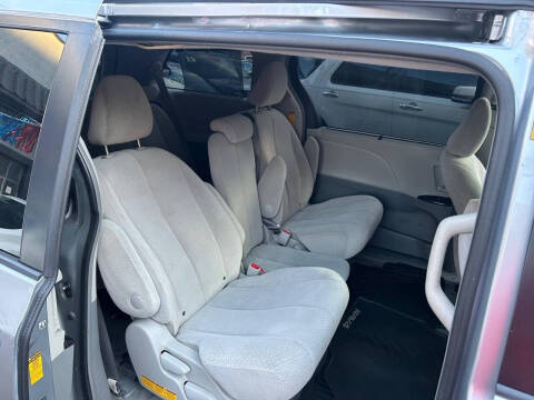 2014 Toyota Sienna LE 8-Passenger