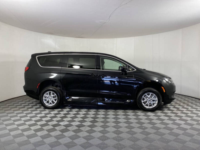 2022 Chrysler Voyager LX