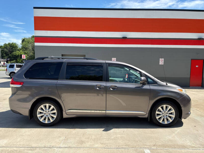 2014 Toyota Sienna LE 7-Passenger