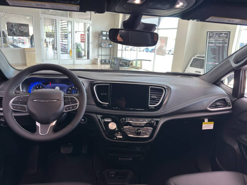 2027 Chrysler Pacifica Select