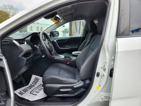 2020 Toyota RAV4 LE