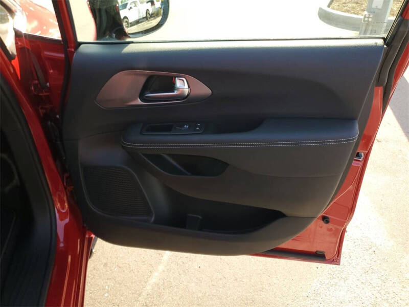 2025 Chrysler Voyager LX