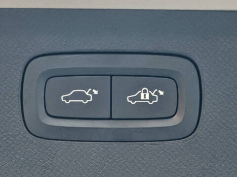 2016 Volvo XC90 T8 eAWD Momentum