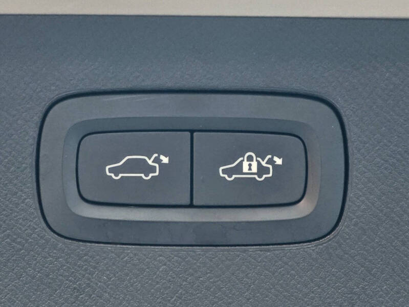 2016 Volvo XC90 T8 eAWD Momentum