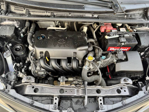 2013 Toyota Yaris 5-Door LE