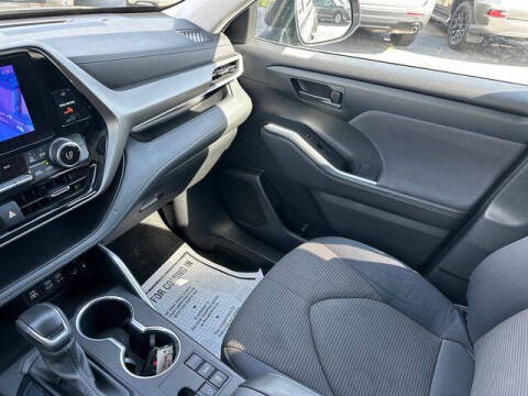 2024 Toyota Highlander LE