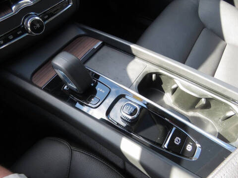 2022 Volvo XC60 B5 Momentum