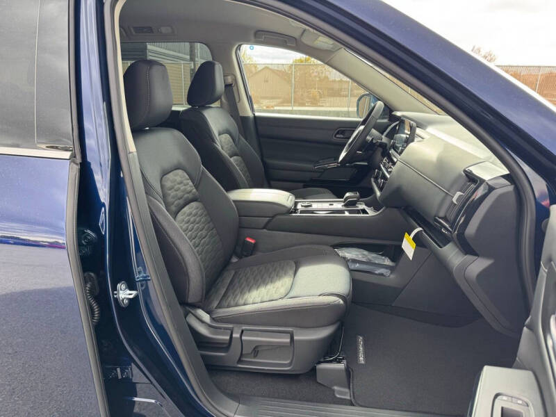 2025 Nissan Pathfinder SV