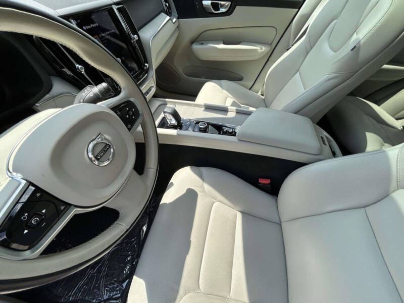 2023 Volvo XC60 B5 Plus Bright Theme