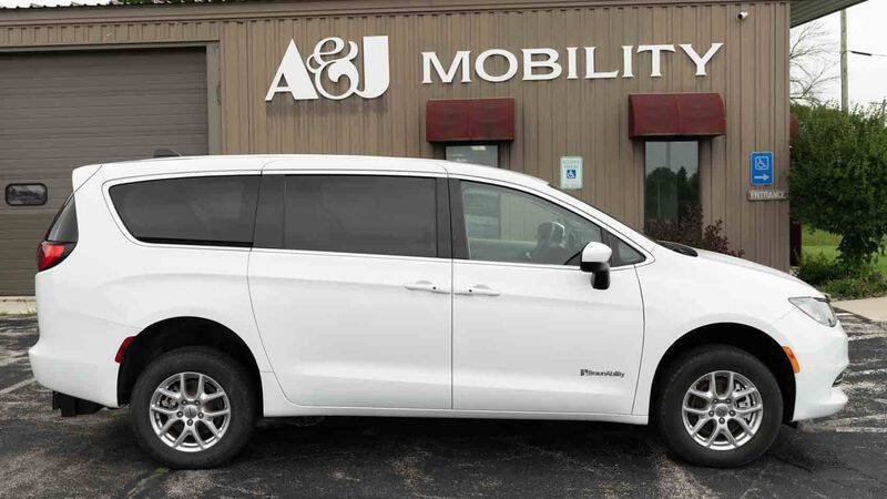 2022 Chrysler Voyager LX