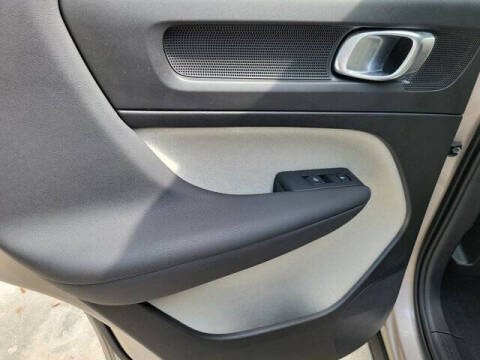 2024 Volvo XC40 B5 Ultimate Dark Theme