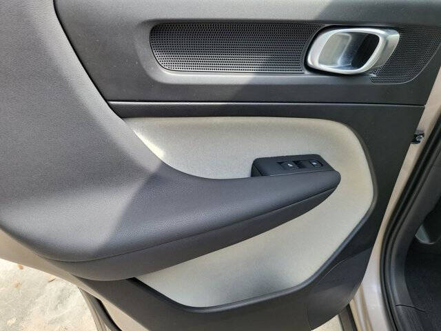 2024 Volvo XC40 B5 Ultimate Dark Theme