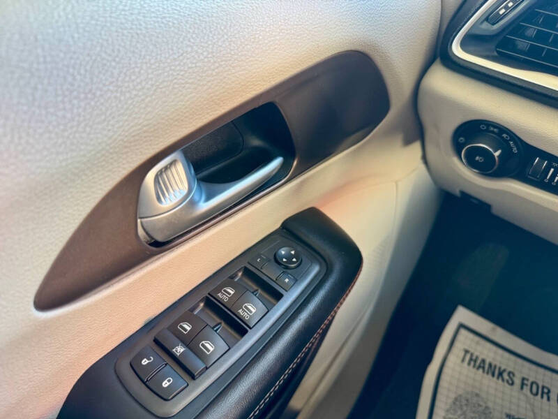 2017 Chrysler Pacifica Touring-L