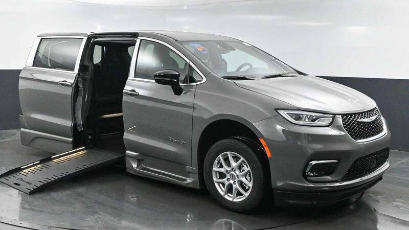 2025 Chrysler Pacifica Select's photo