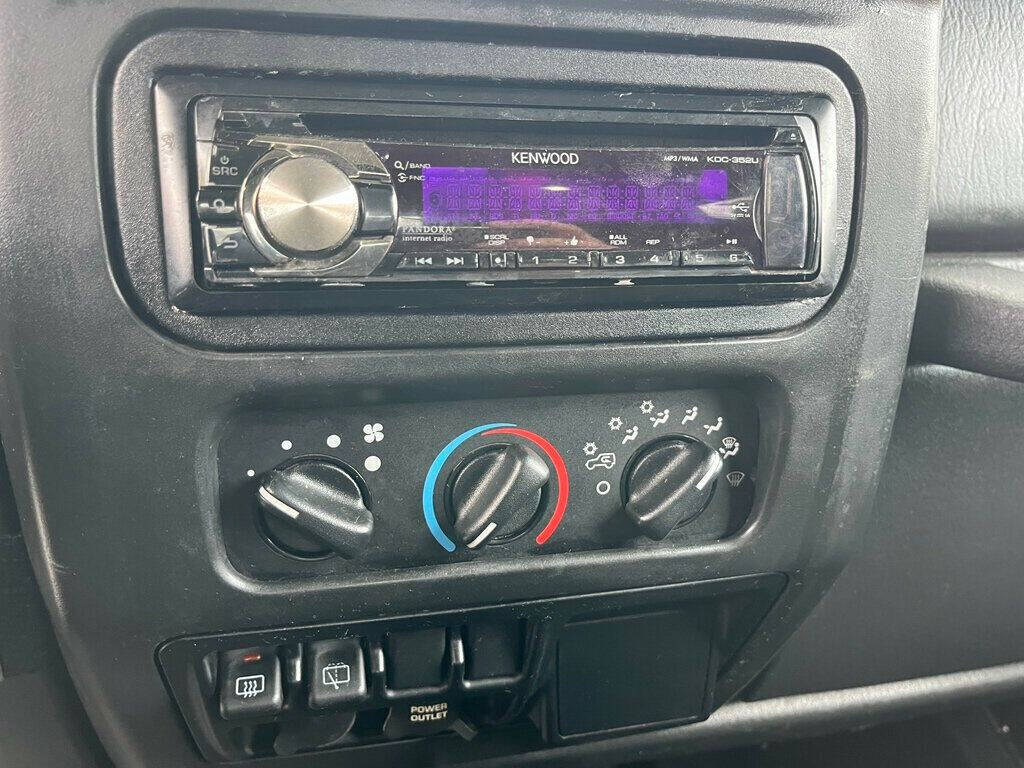 2004 Jeep Wrangler 32