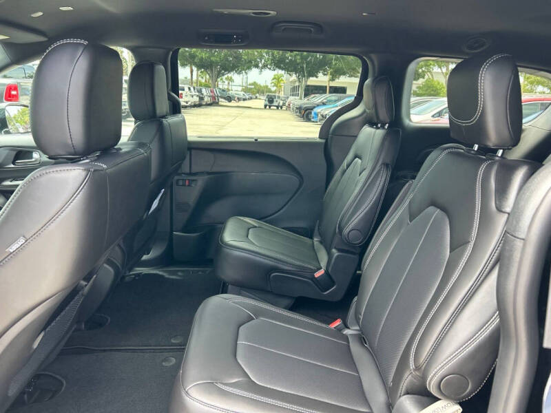 2027 Chrysler Pacifica LX