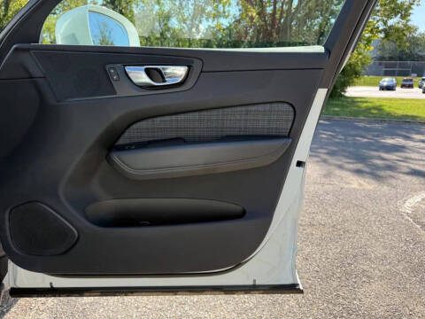 2022 Volvo XC60 B5 Momentum