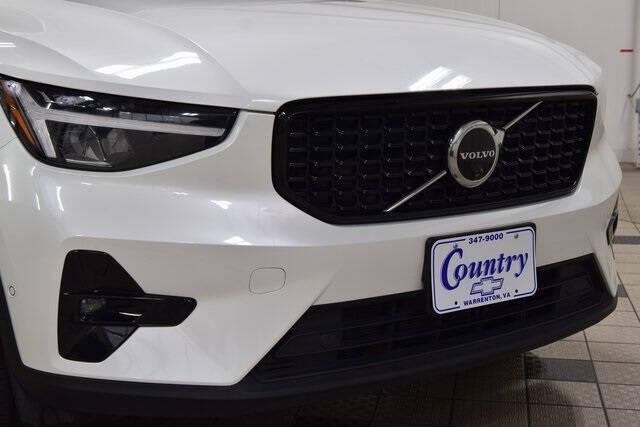 2025 Volvo XC40 B5 Plus Dark Theme