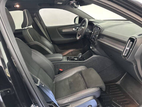 2022 Volvo XC40 T5 R-Design