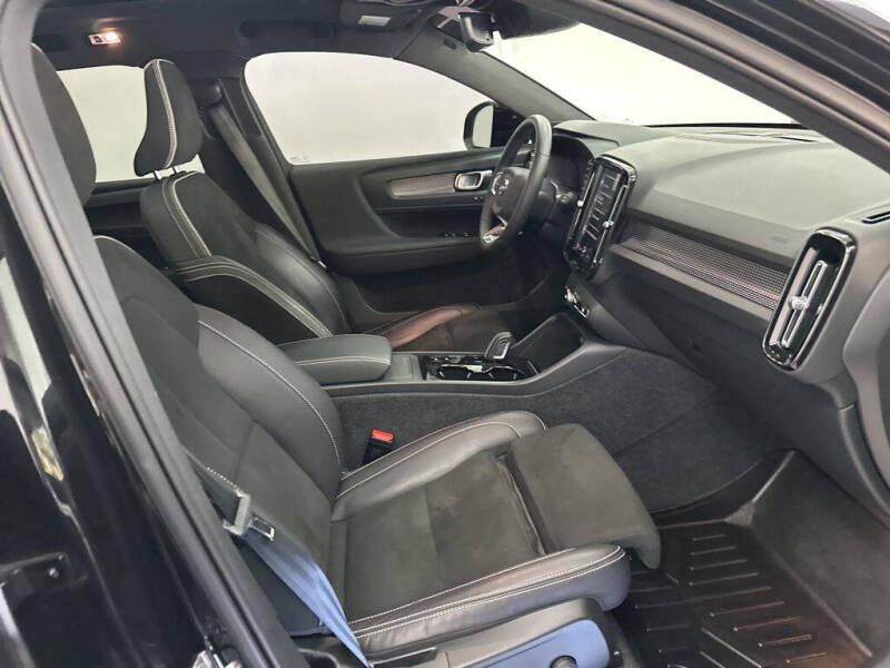 2022 Volvo XC40 T5 R-Design