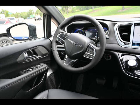 2025 Chrysler Voyager LX