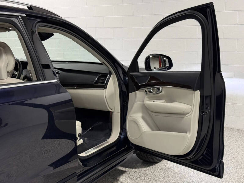 2016 Volvo XC90 T6 Momentum