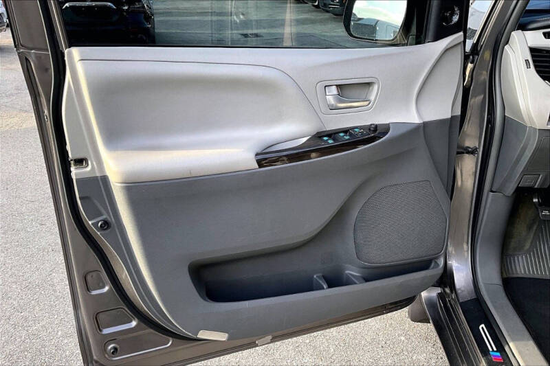 2017 Toyota Sienna XLE 7-Passenger Auto Access Seat