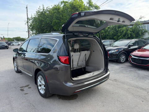2017 Chrysler Pacifica Touring-L Plus