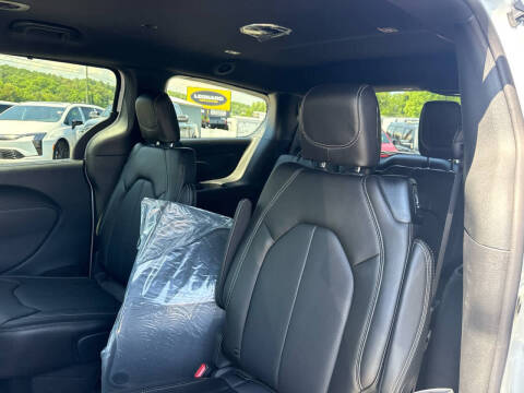 2027 Chrysler Pacifica Select