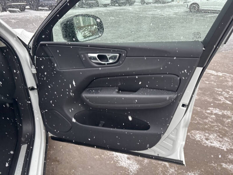 2025 Volvo XC60 B5 Plus Dark Theme