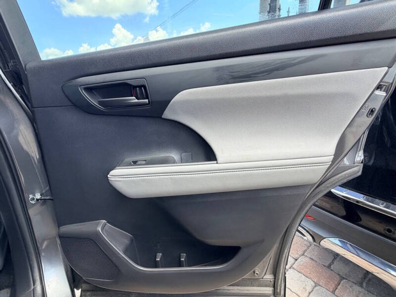2021 Toyota Highlander LE