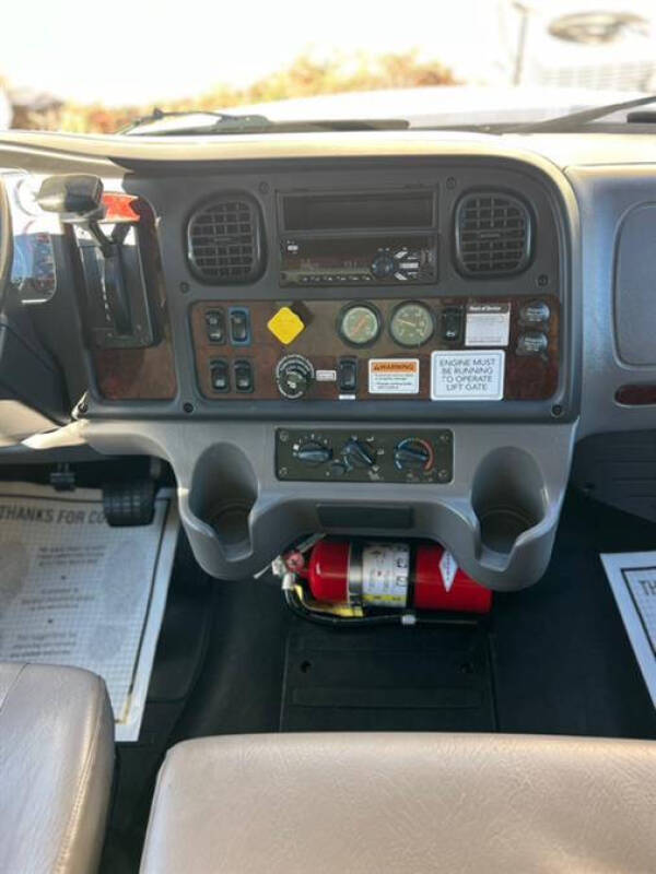 2018 Freightliner M2 106