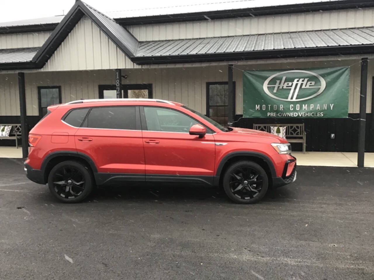 2024 Volkswagen Taos SE's photo