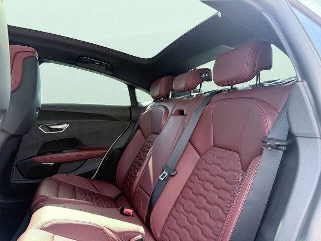 2024 Audi e-tron GT quattro Premium Plus