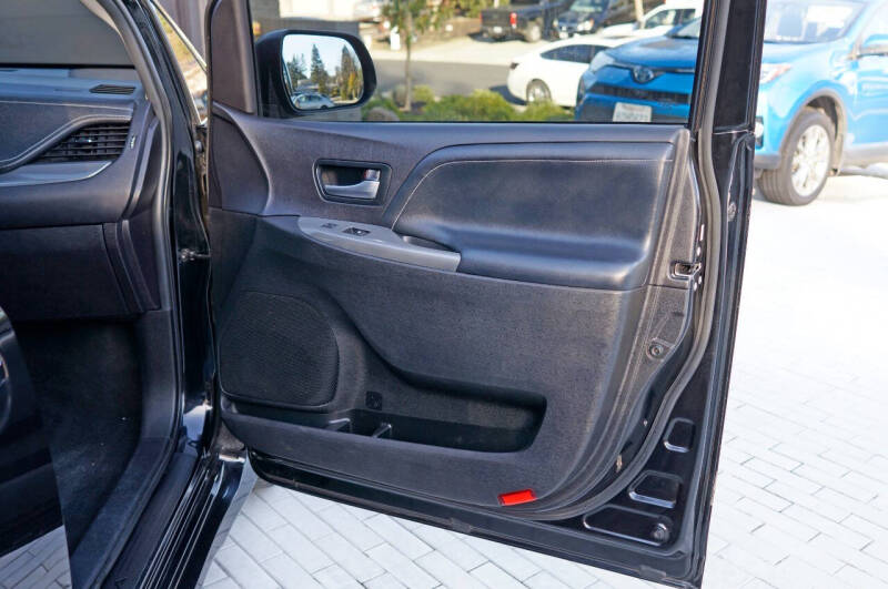 2017 Toyota Sienna SE 8-Passenger