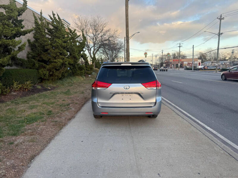 2014 Toyota Sienna LE 8-Passenger