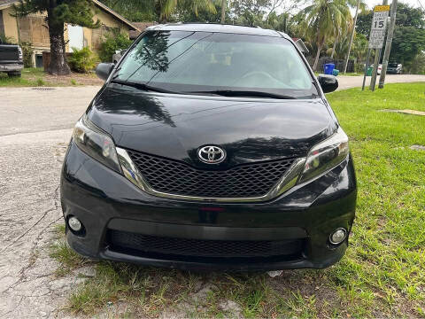 2014 Toyota Sienna SE 8-Passenger
