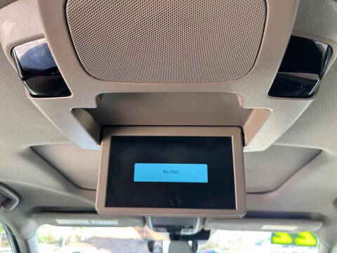 2022 Honda Pilot Touring w/Rear Captain's Chairs