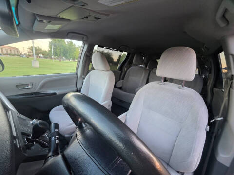 2016 Toyota Sienna LE 8-Passenger