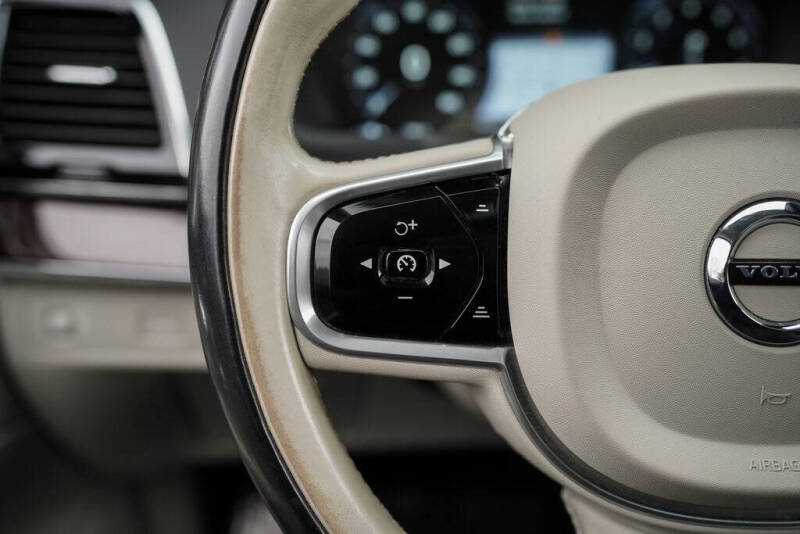 2017 Volvo XC90 T5 Momentum