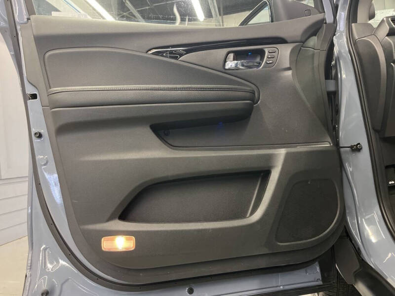2022 Honda Pilot Touring w/Rear Captain's Chairs