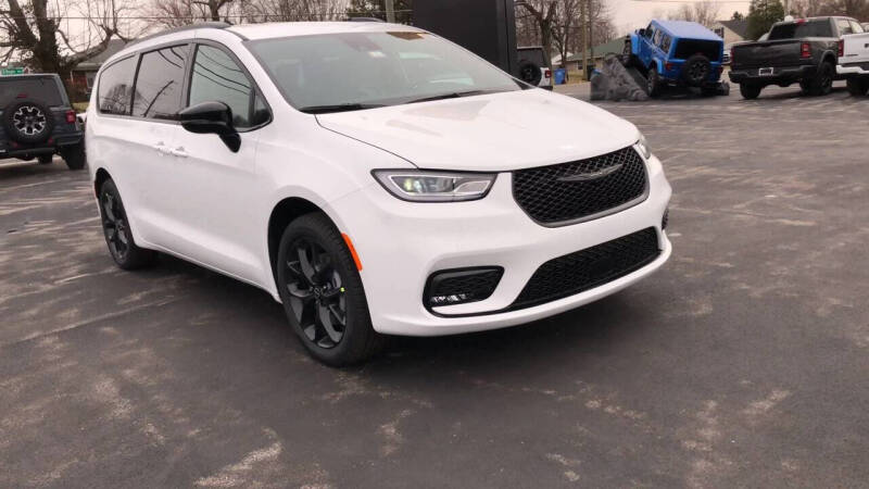 2026 Chrysler Pacifica Select