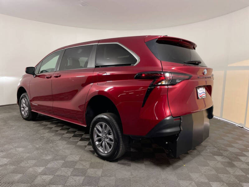 2023 Toyota Sienna LE 8-Passenger