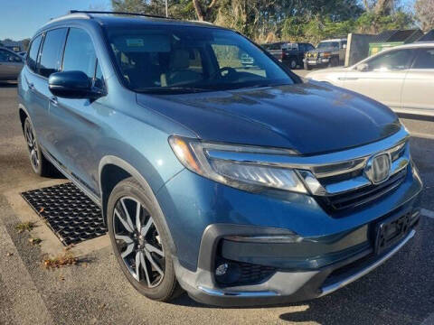 2019 Honda Pilot Touring w/Rear Captain's Chairs