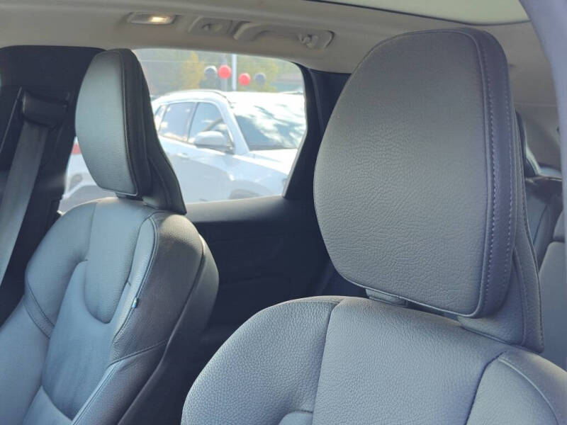 2025 Volvo XC60 B5 Plus Dark Theme