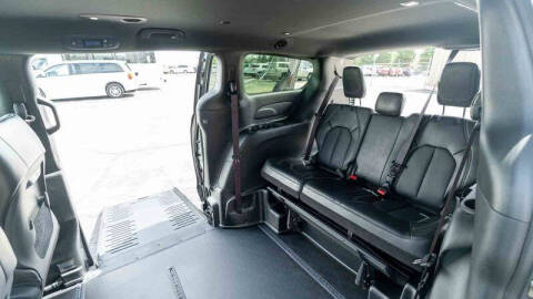 2025 Chrysler Pacifica Select