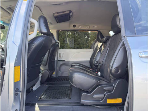 2013 Toyota Sienna SE 8-Passenger