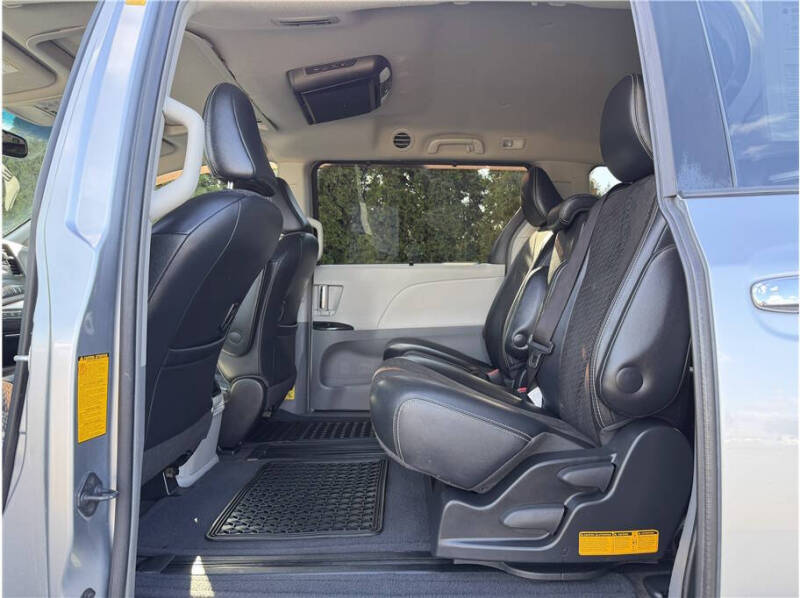 2013 Toyota Sienna SE 8-Passenger
